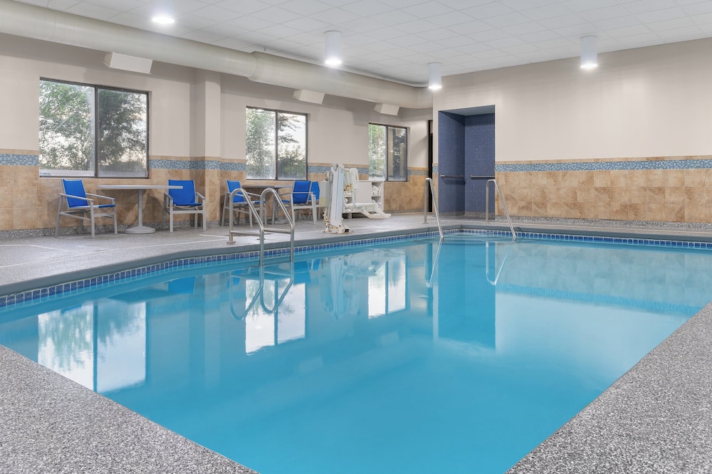 Holiday Inn Express Suites Coralville 30/67