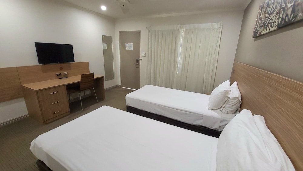 RESORT, TWIN BEDS