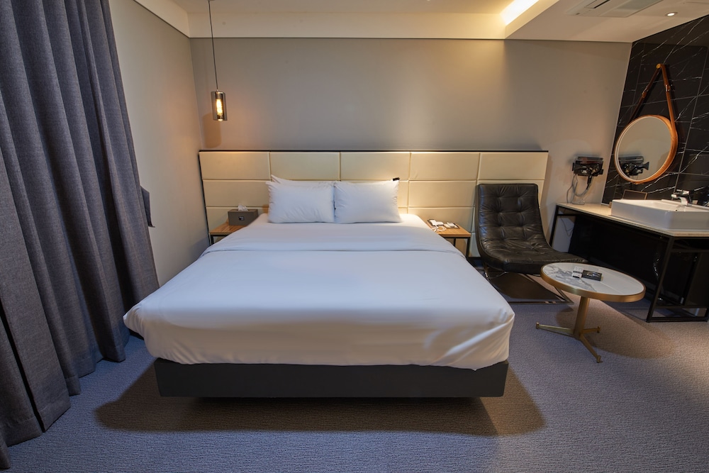 West In Hotel 17/50