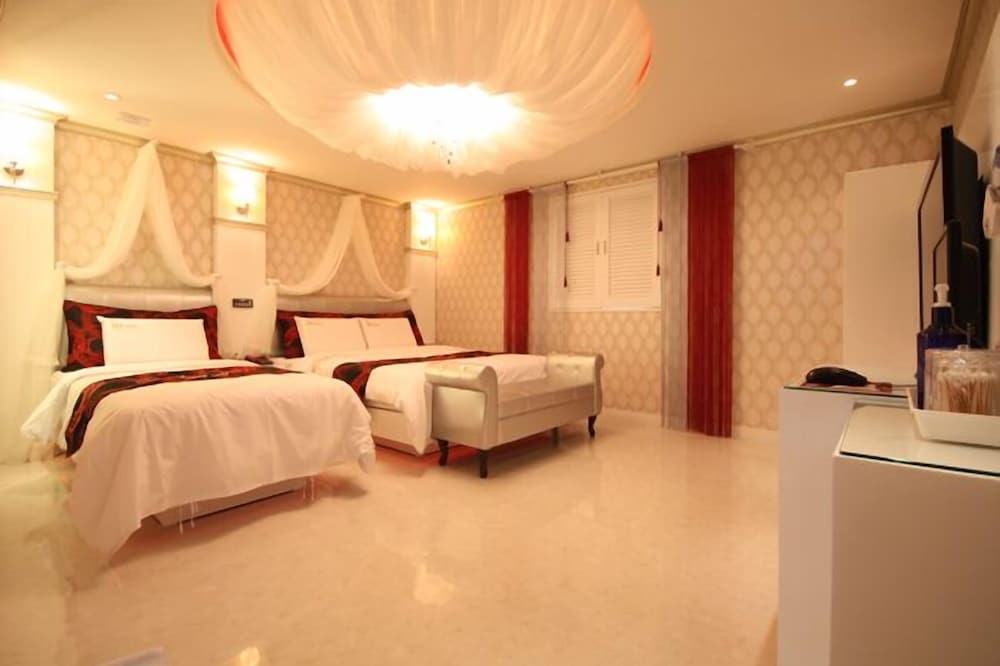 غرفة بسرير مزدوج وسرير فردي