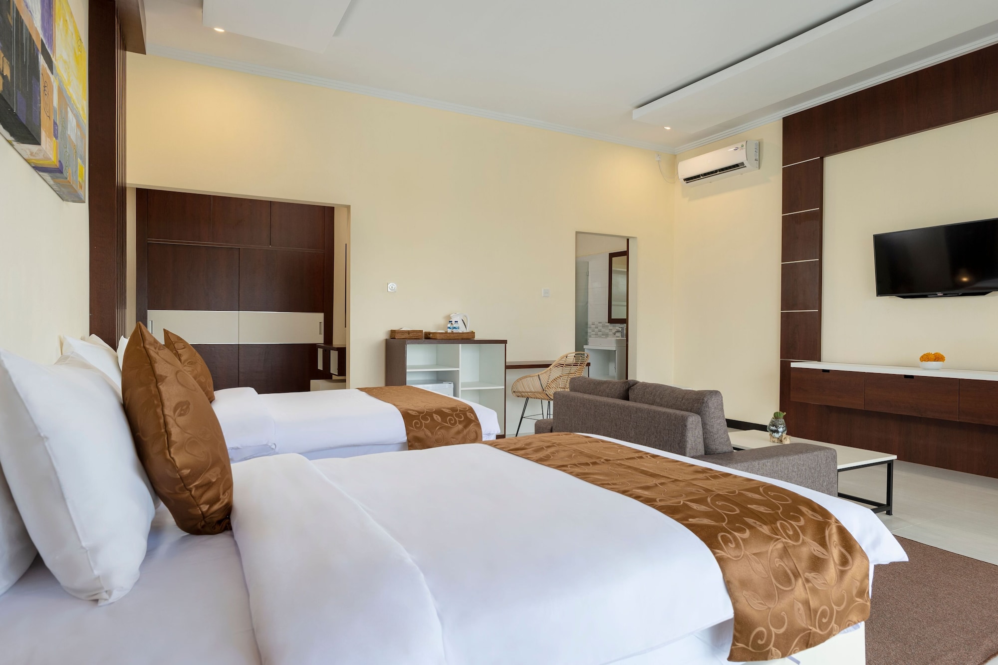 DELUXE, TWIN BEDS