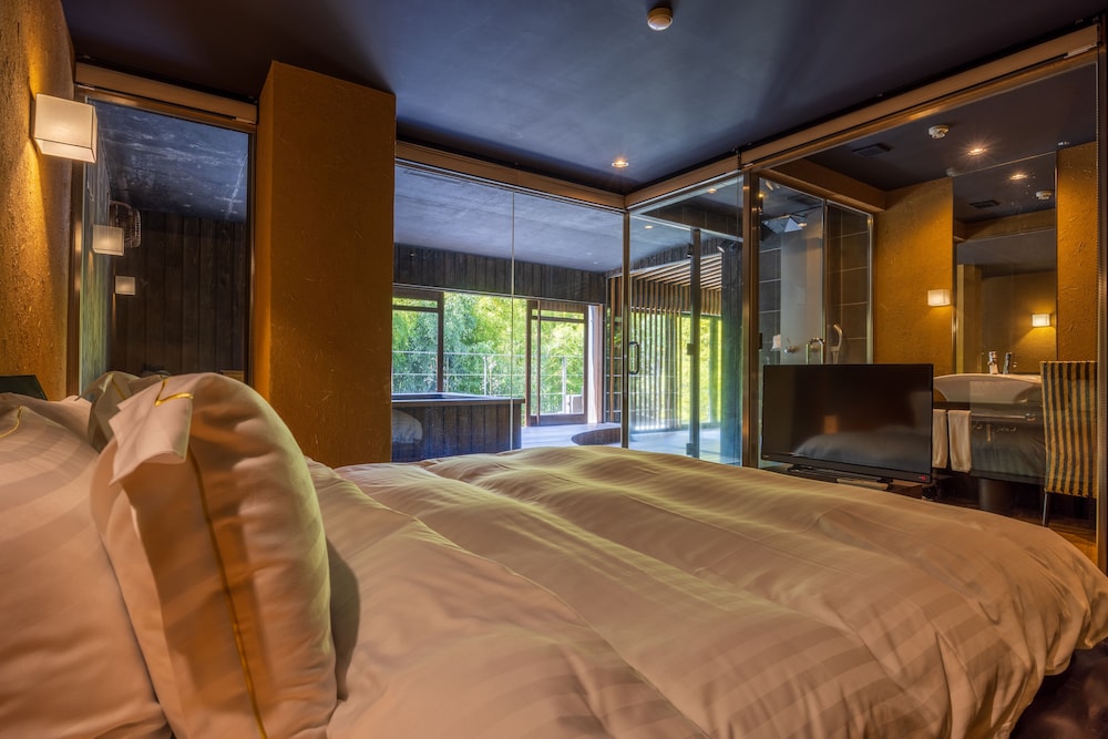 Superior, Suite, King Bed, 2 Futon Beds, Outdoor Bath