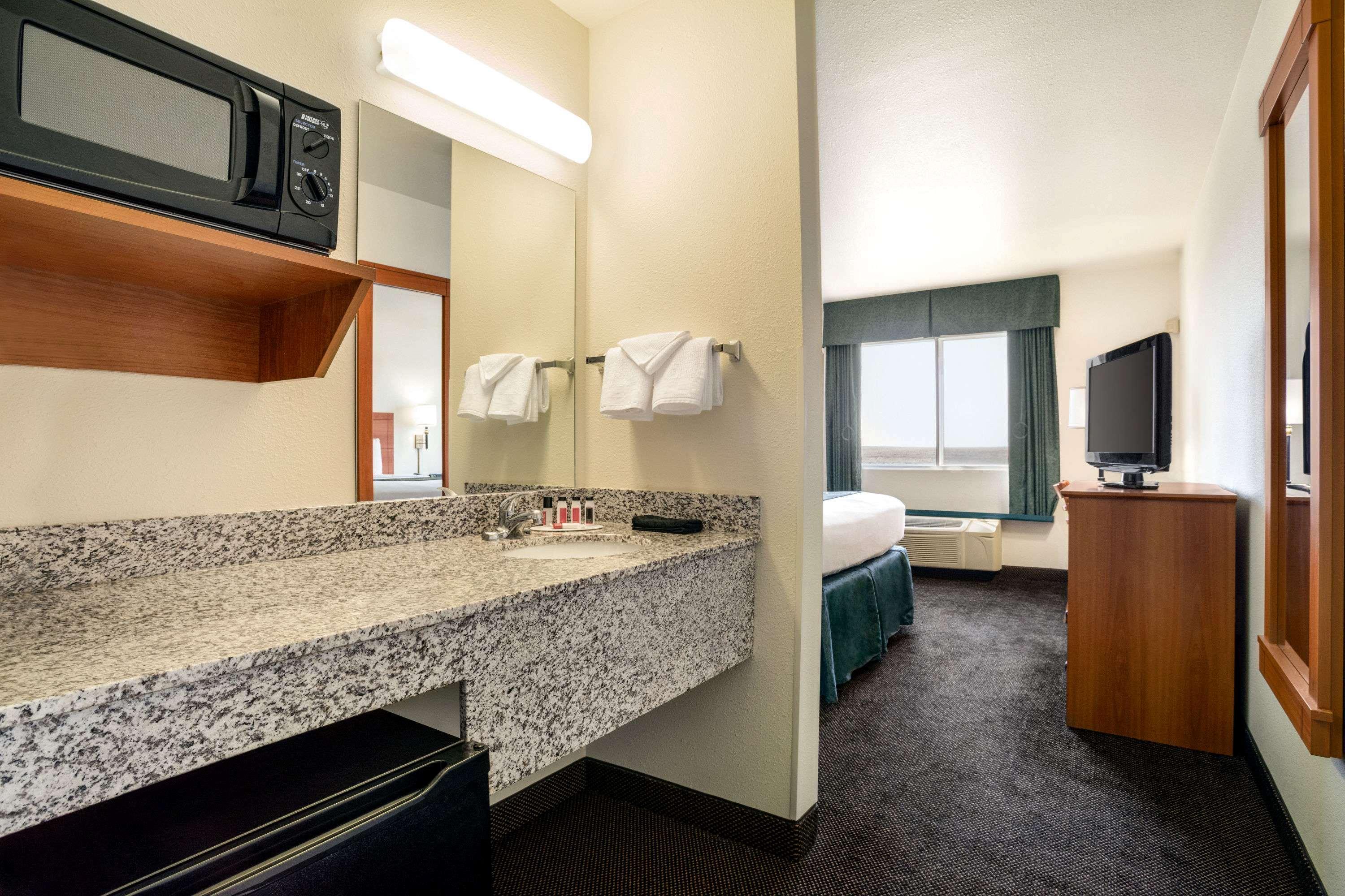 Travelodge by Wyndham Bill WY Thunder Basin Ntl Grassland 30/32