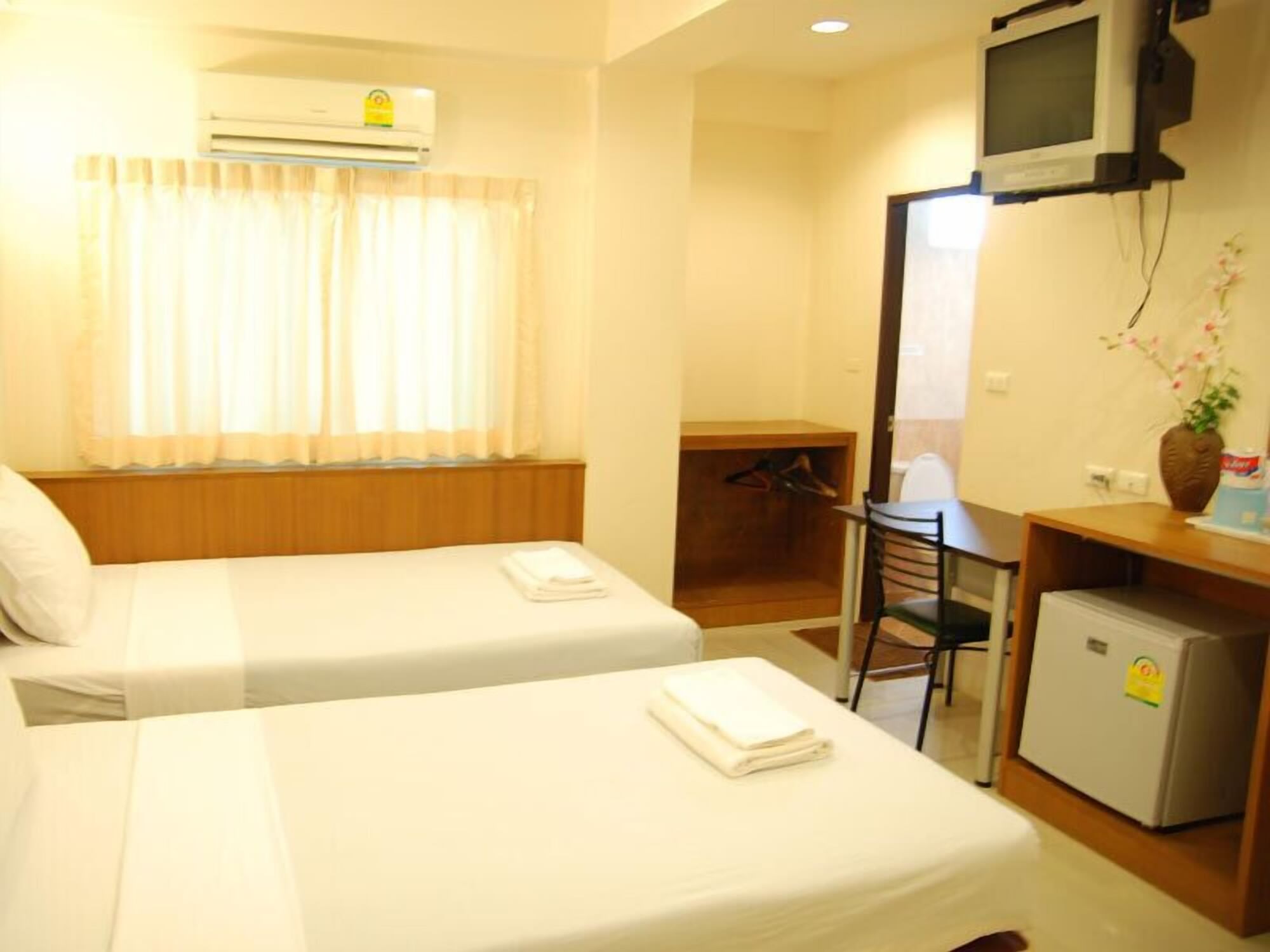 DELUXE, TWIN BEDS