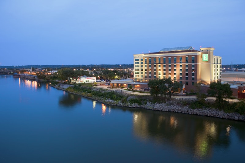 Embassy Suites By Hilton E Peoria Riverfront Conf Center 59/60