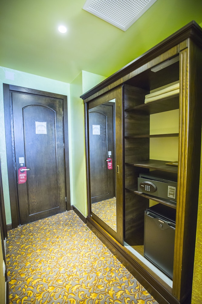 Colosseum Marina Hotel Batumi 9/72