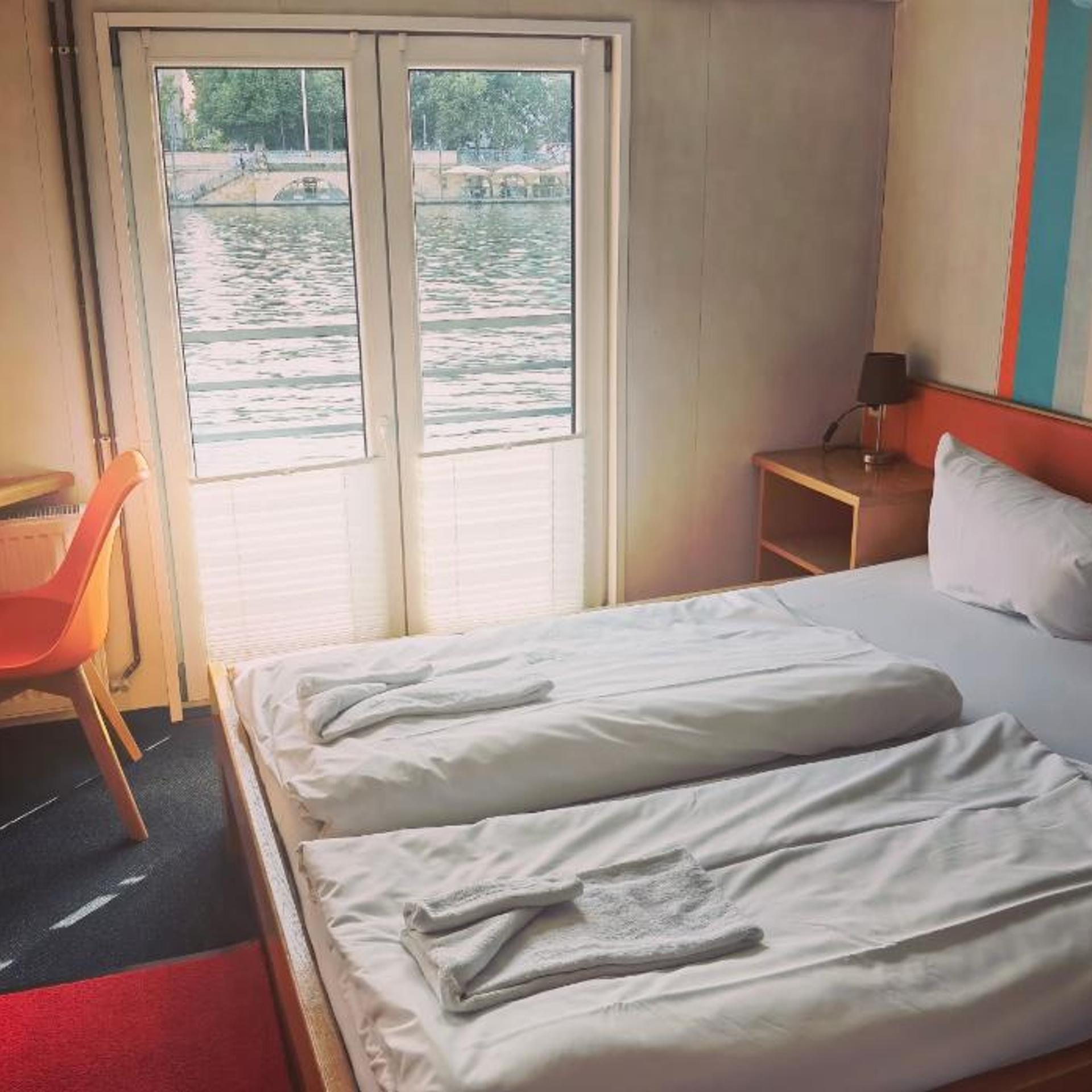 Eastern Comfort Hotel & Hostelboat 10/58