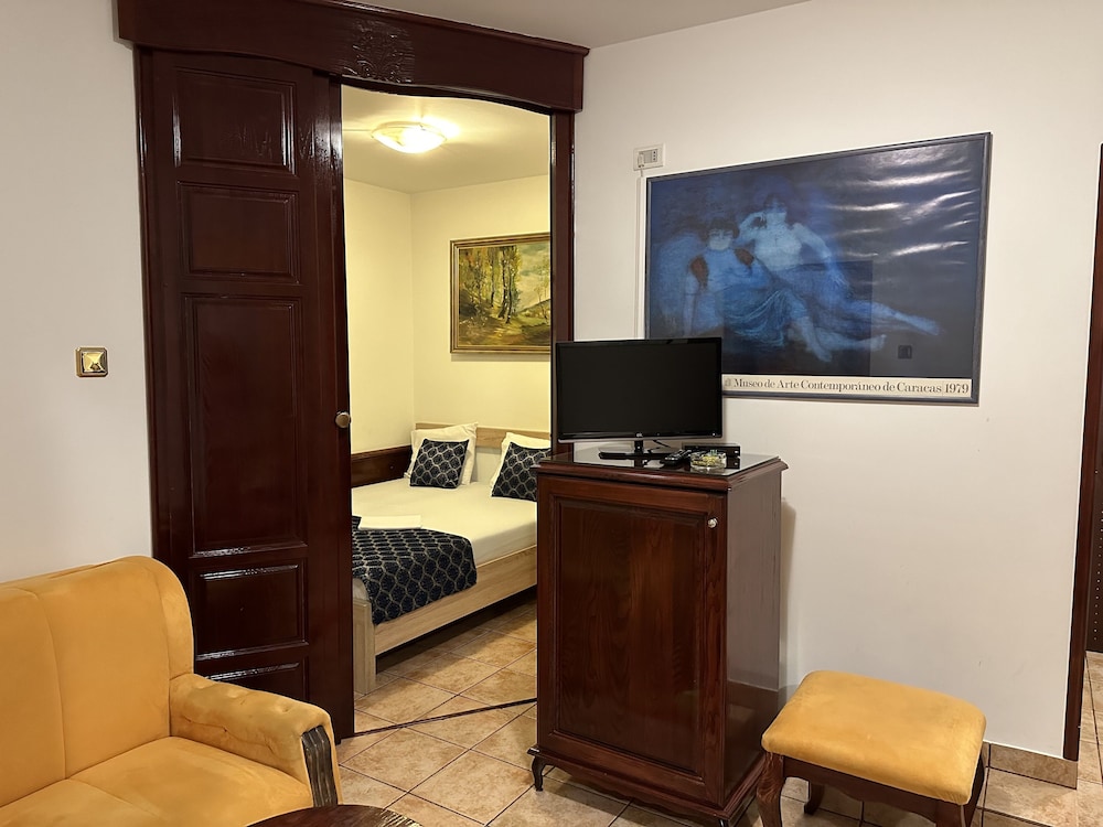 VILA LUX HOTEL 58/70