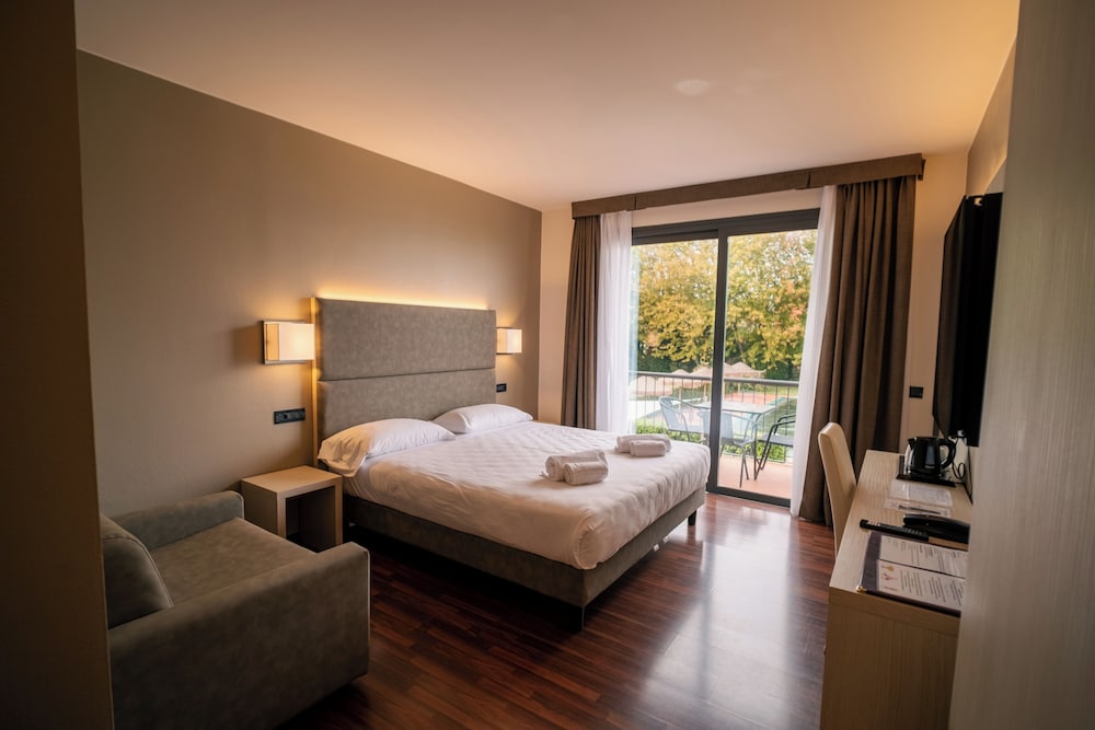 Yachting Hotel Mistral 19/79