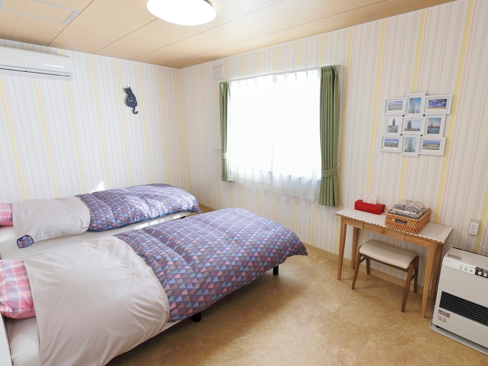 ECONOMY, TWIN BEDS, SHARED BATHROOM