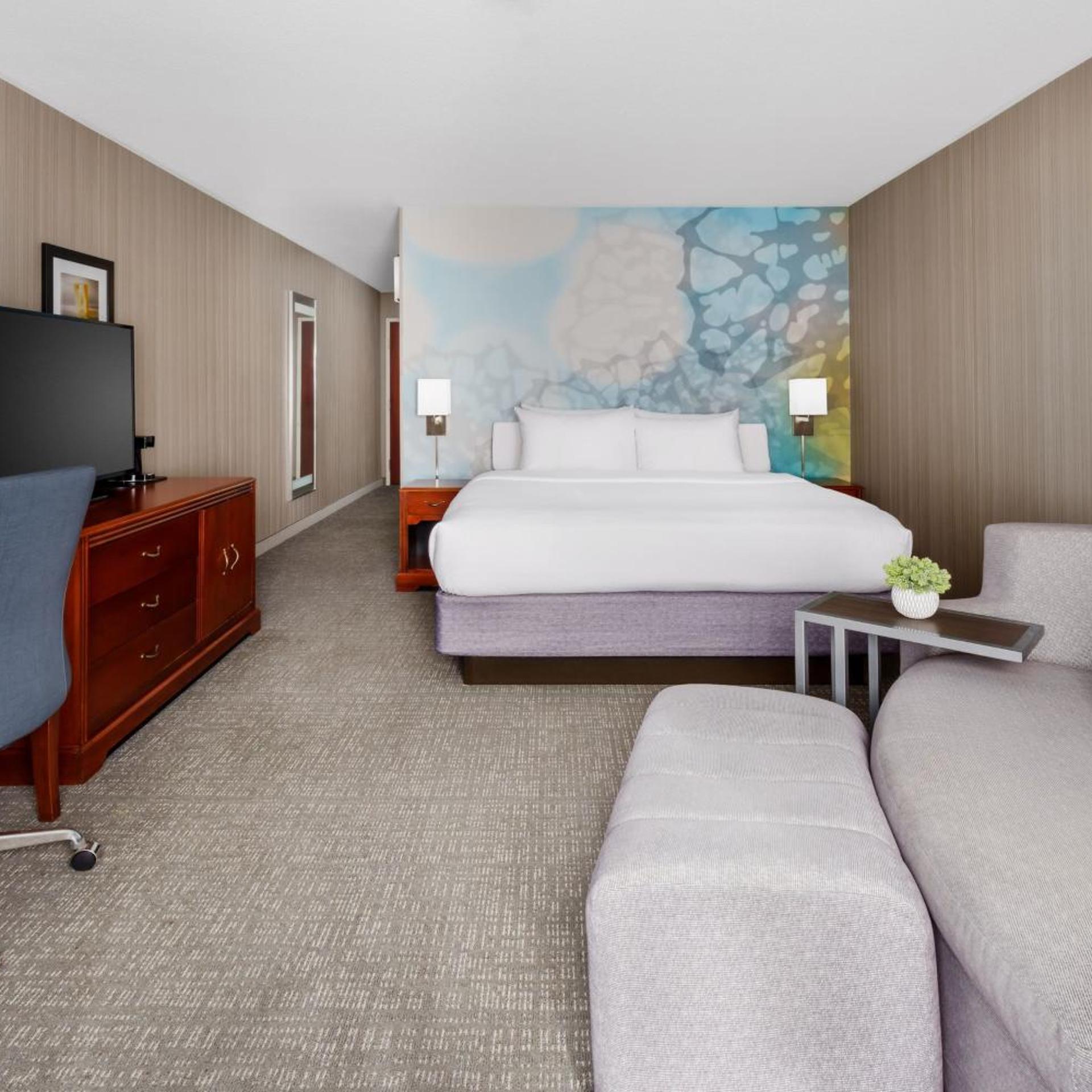 غرفة بسرير كينج مع أريكة في طابق مرتفع، Courtyard by Marriott Roseville Galleria Mall/Creekside Ridge Drive 7/14