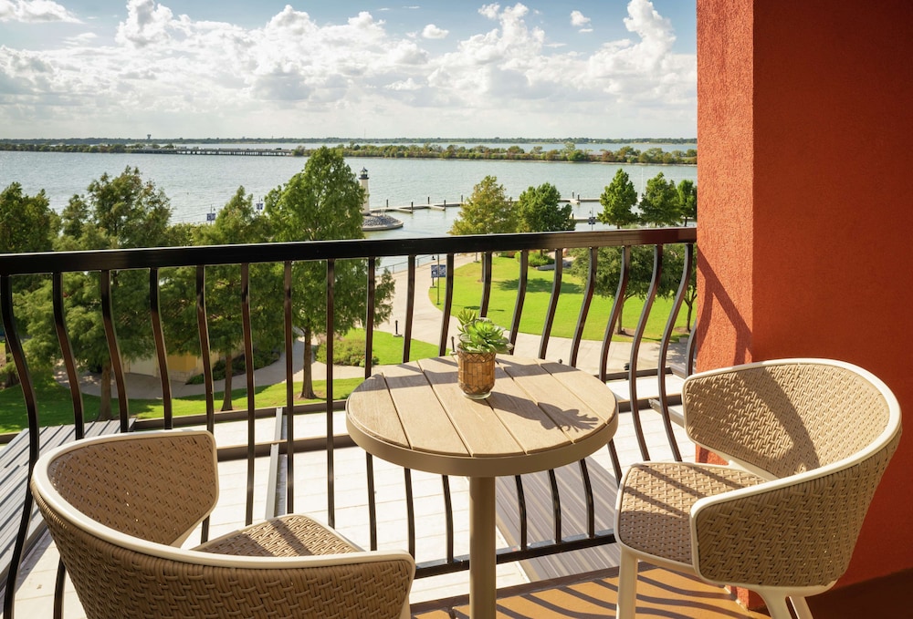 Hilton Dallas/Rockwall Lakefront 55/77