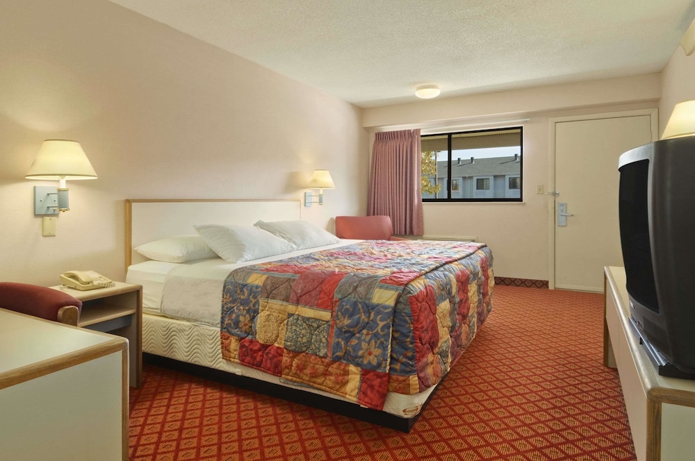 Days Inn by Wyndham Overland Park/Metcalf/Convention Center 10/14