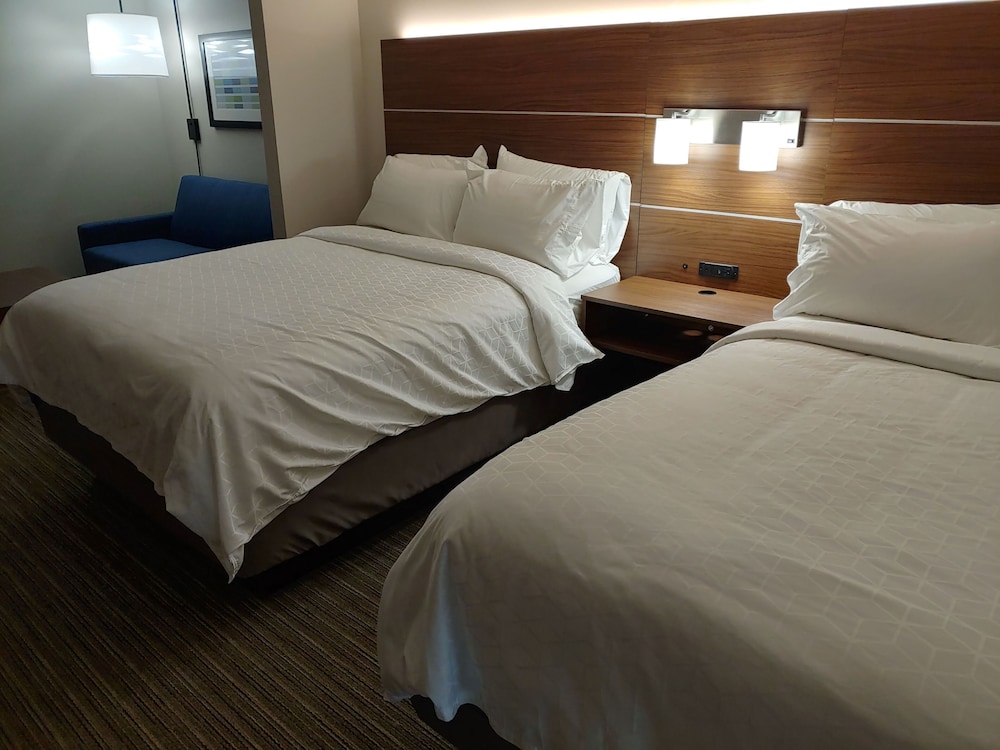 Holiday Inn Express Hotel Suites Searcy 15/50