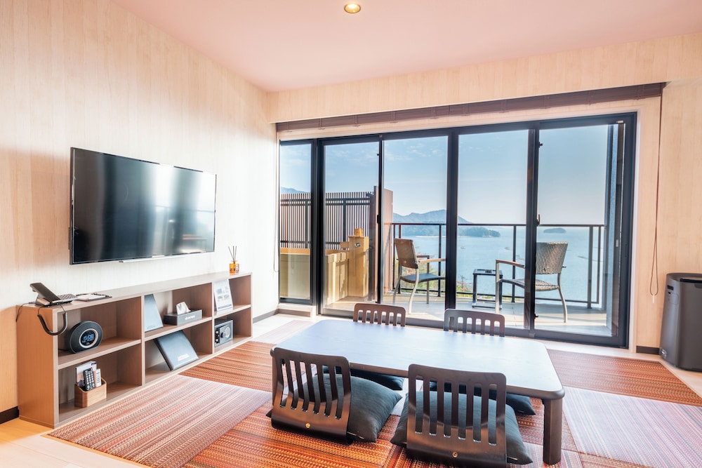 Design, Suite, 2 Double Beds, 3 Futon Beds
