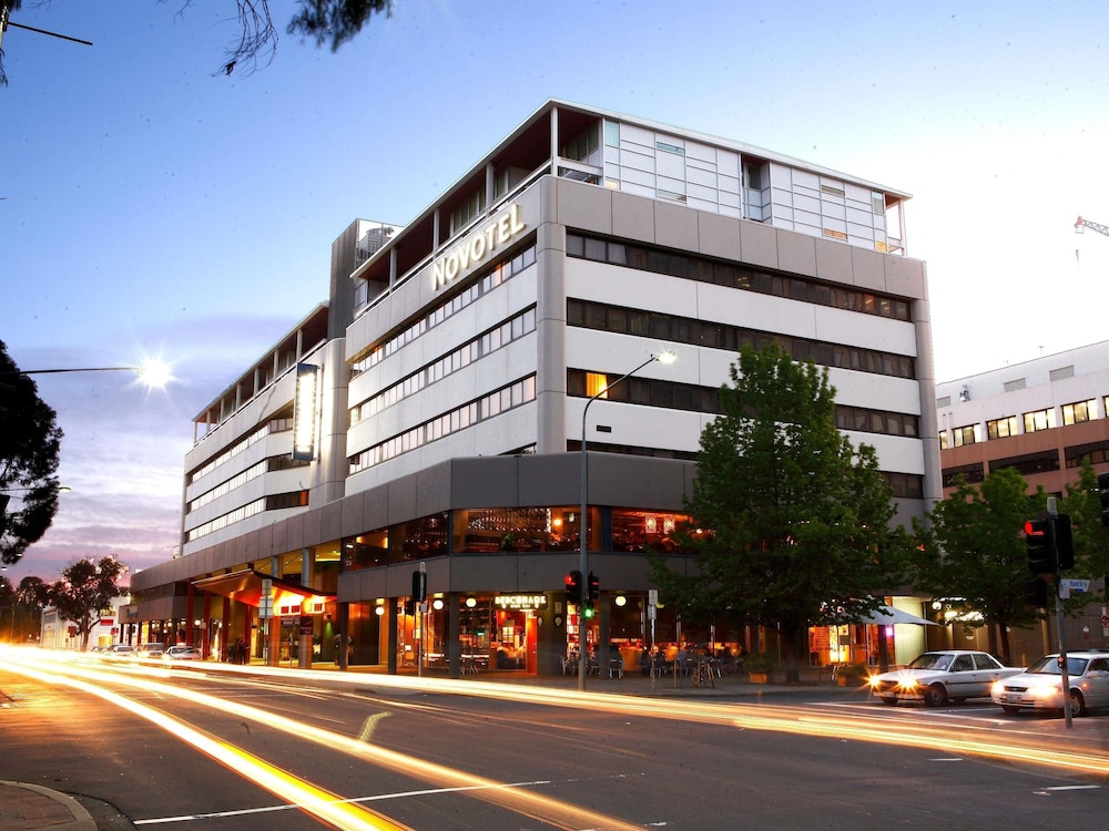 Novotel Canberra 70/72