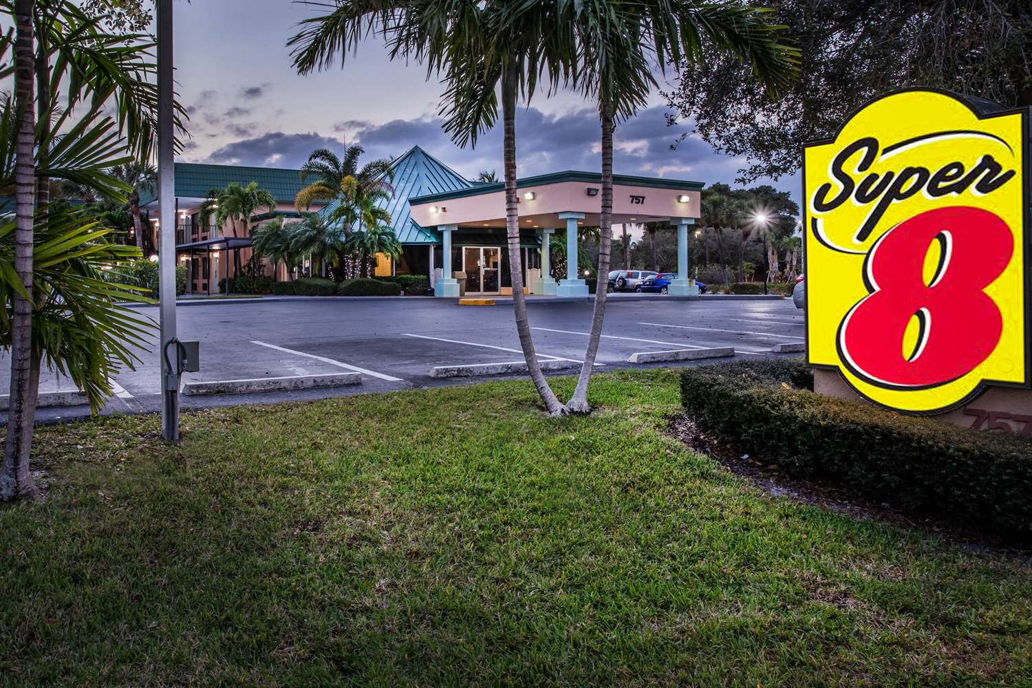Super 8 By Wyndham North Palm Beach 52/58