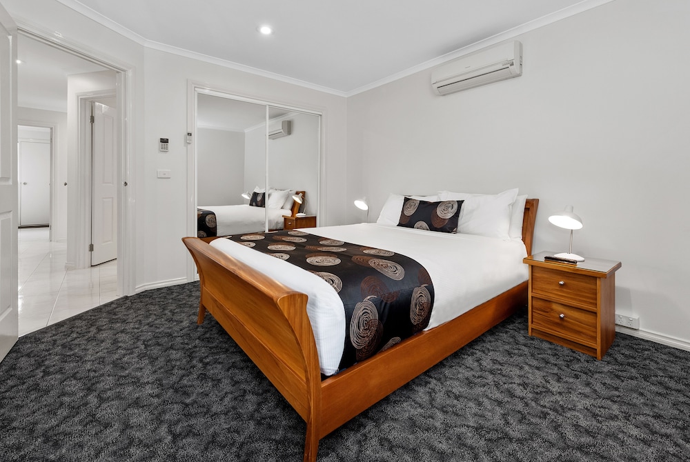 Fawkner Suites Serviced Apartments 24/64
