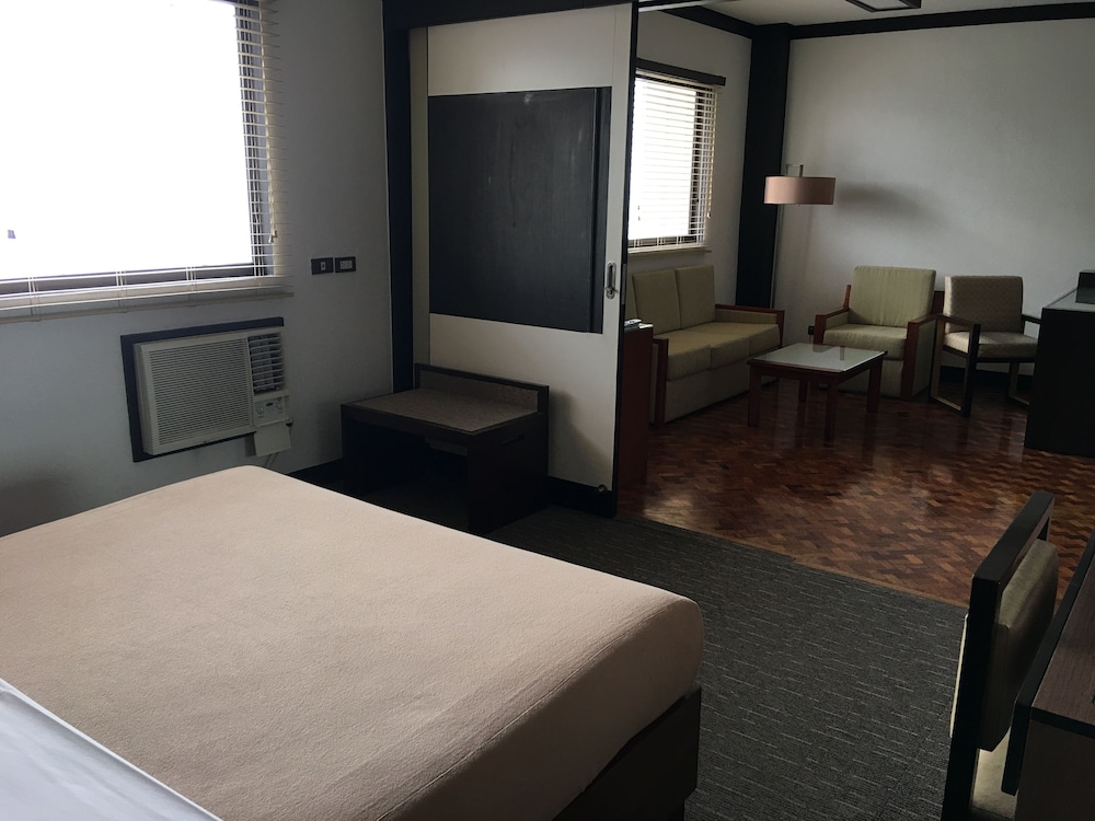 Sunny Bay Suites 12/33