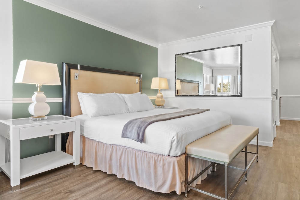Tower, King Bed