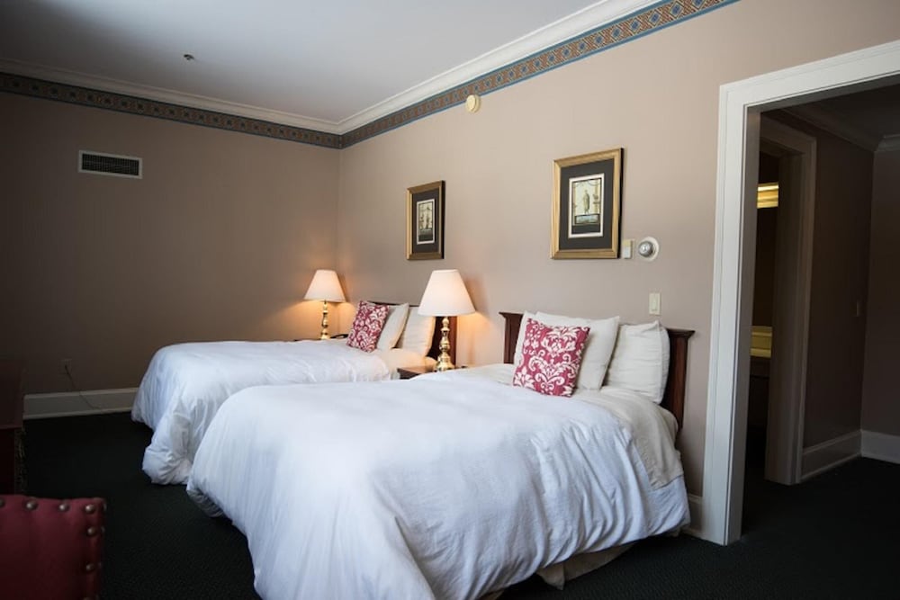 Bertram Inn At Glenmoor 11/49