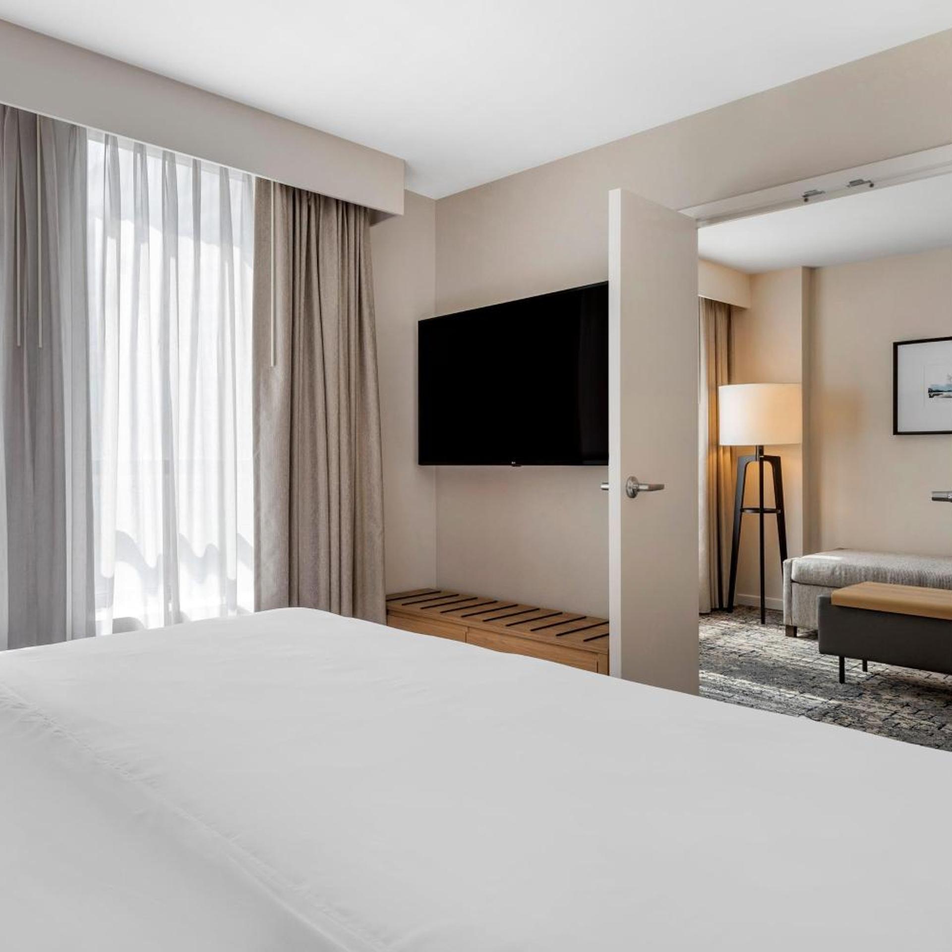 1 Bedroom, Suite, King Bed, Sofa, Club Floor، Sheraton Suites Old Town Alexandria 4/8