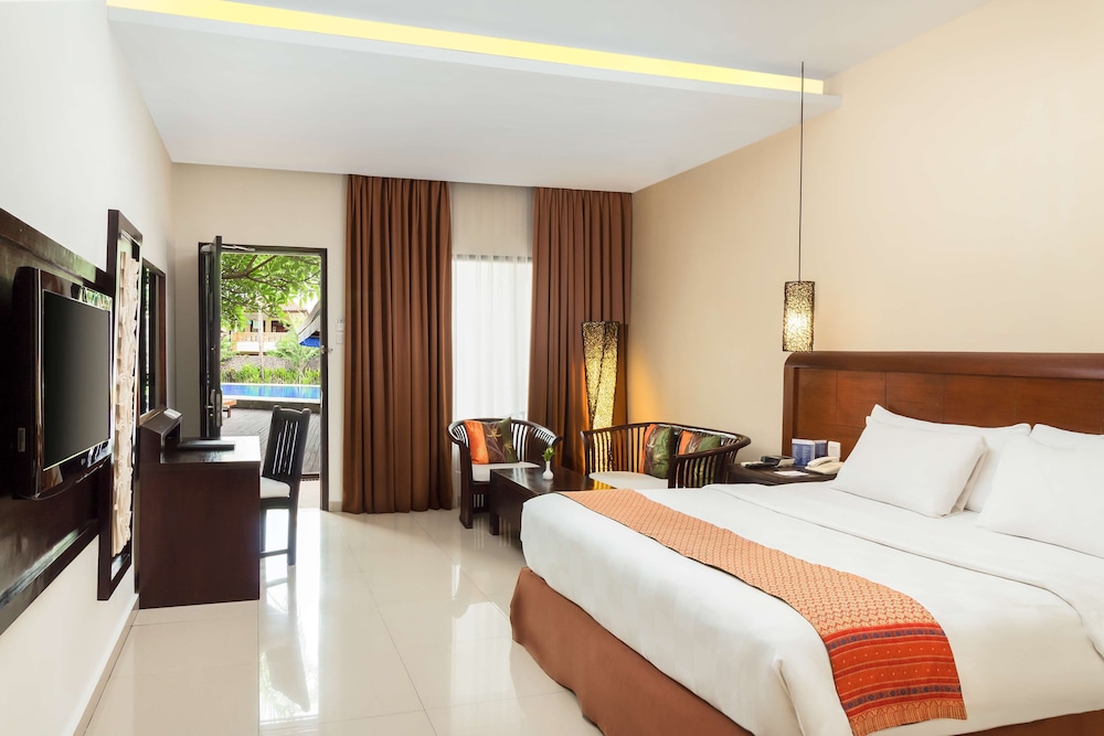 Deluxe, King Bed, Pool Access