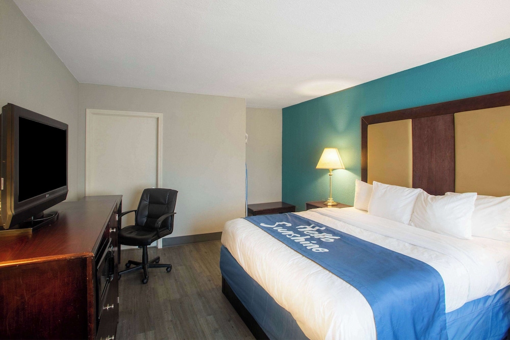 Days Inn By Wyndham Mobile I-65 5/25