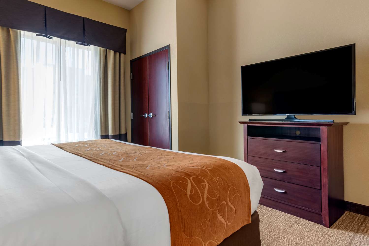SUITE, KING BED, ACCESSIBLE