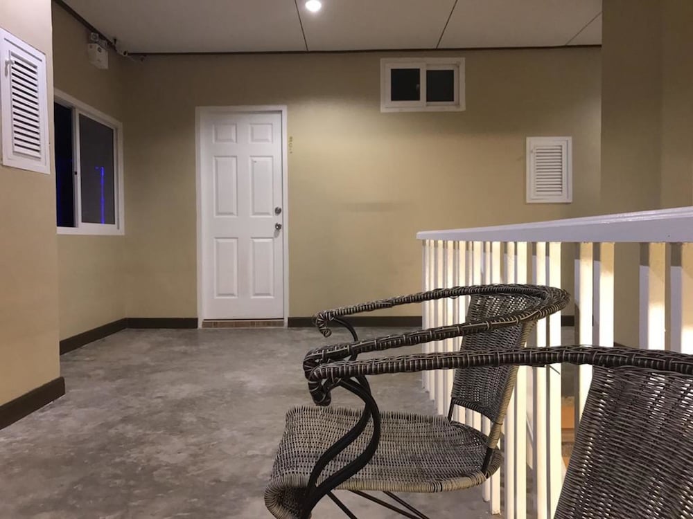 An Apartment 12/14