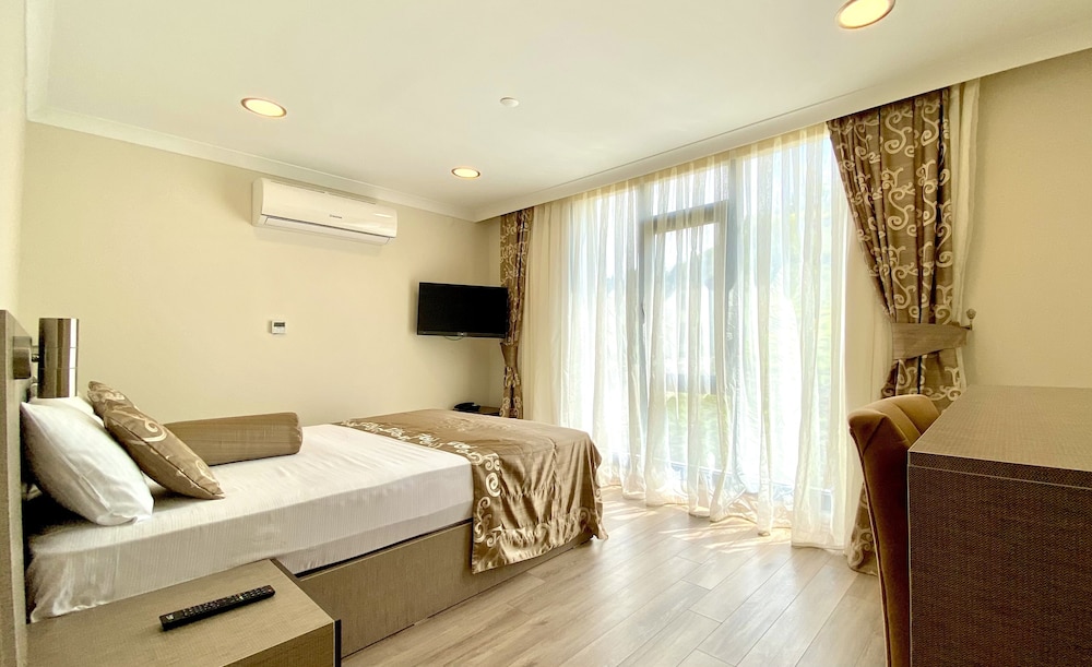 Caykent Suites Deluxe Hotel 8/50