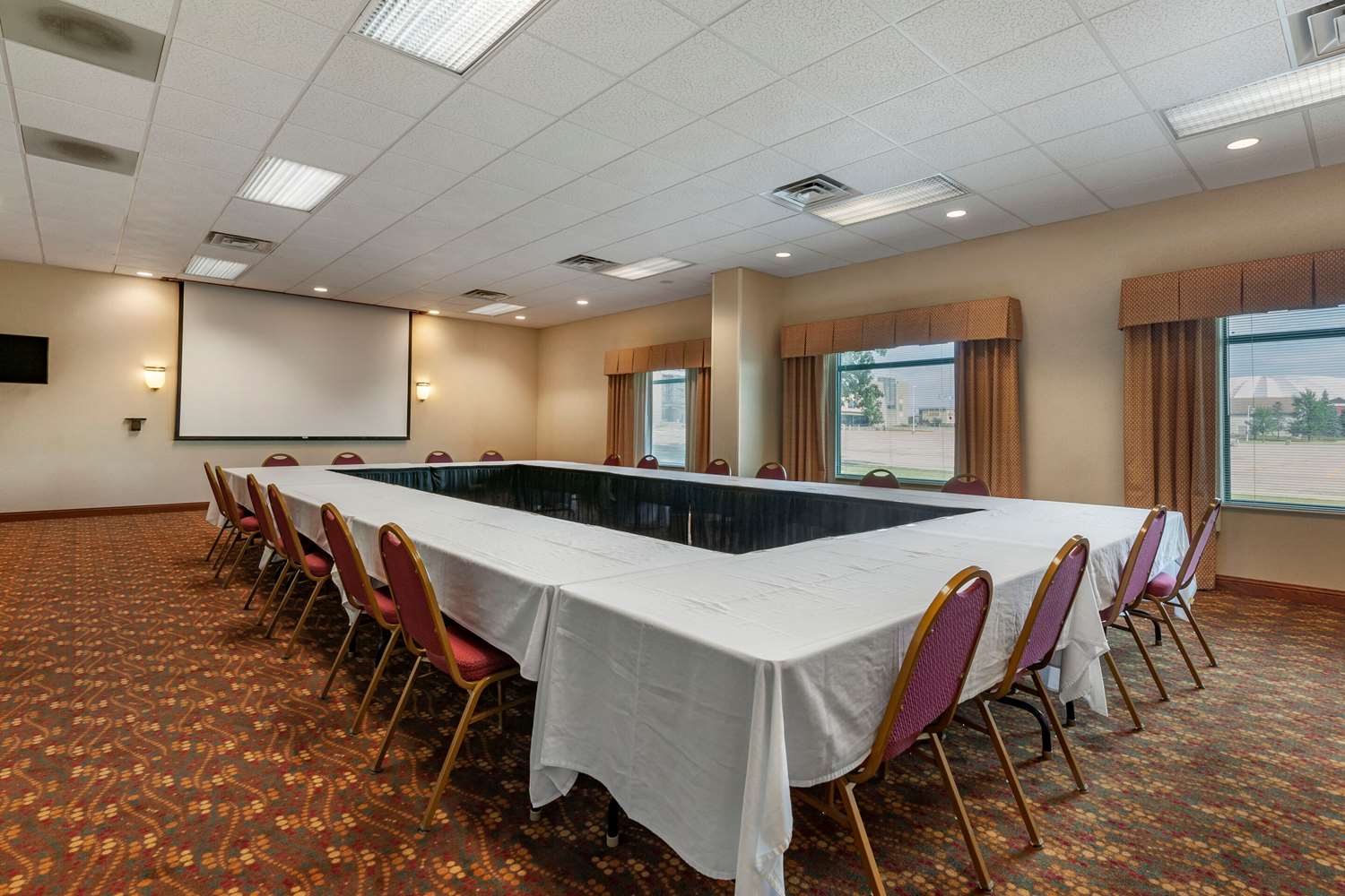 Clarion Suites At The Alliant Energy Center 25/27