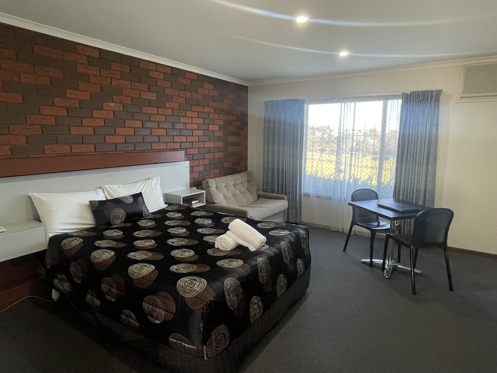 WARRAGUL VIEWS MOTOR INN 38/65
