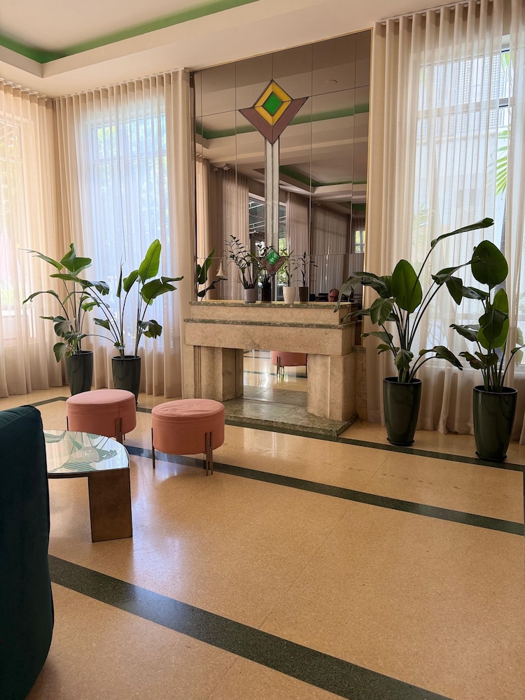 CREST Hotel & Suites 44/66