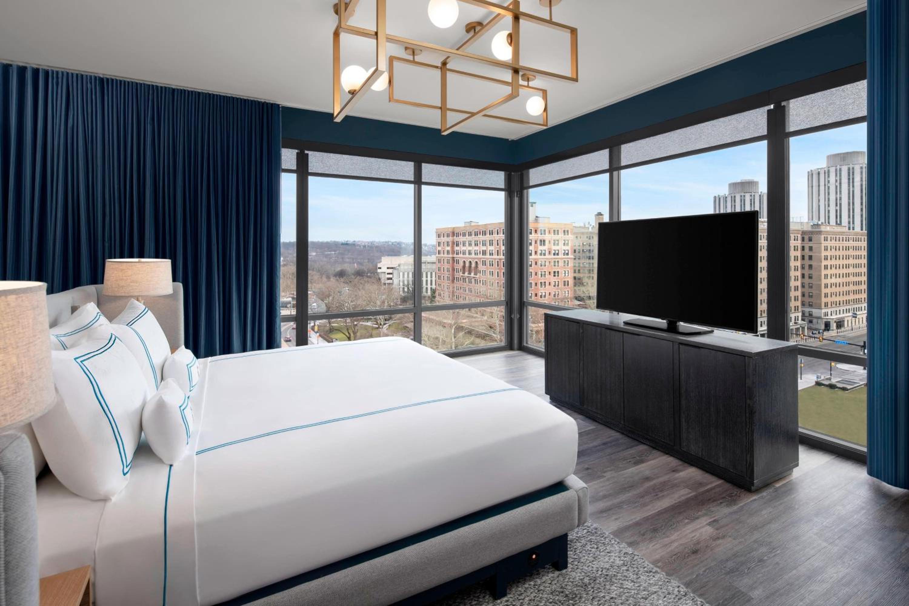 Guest Room, King Bed, University View, Corner
