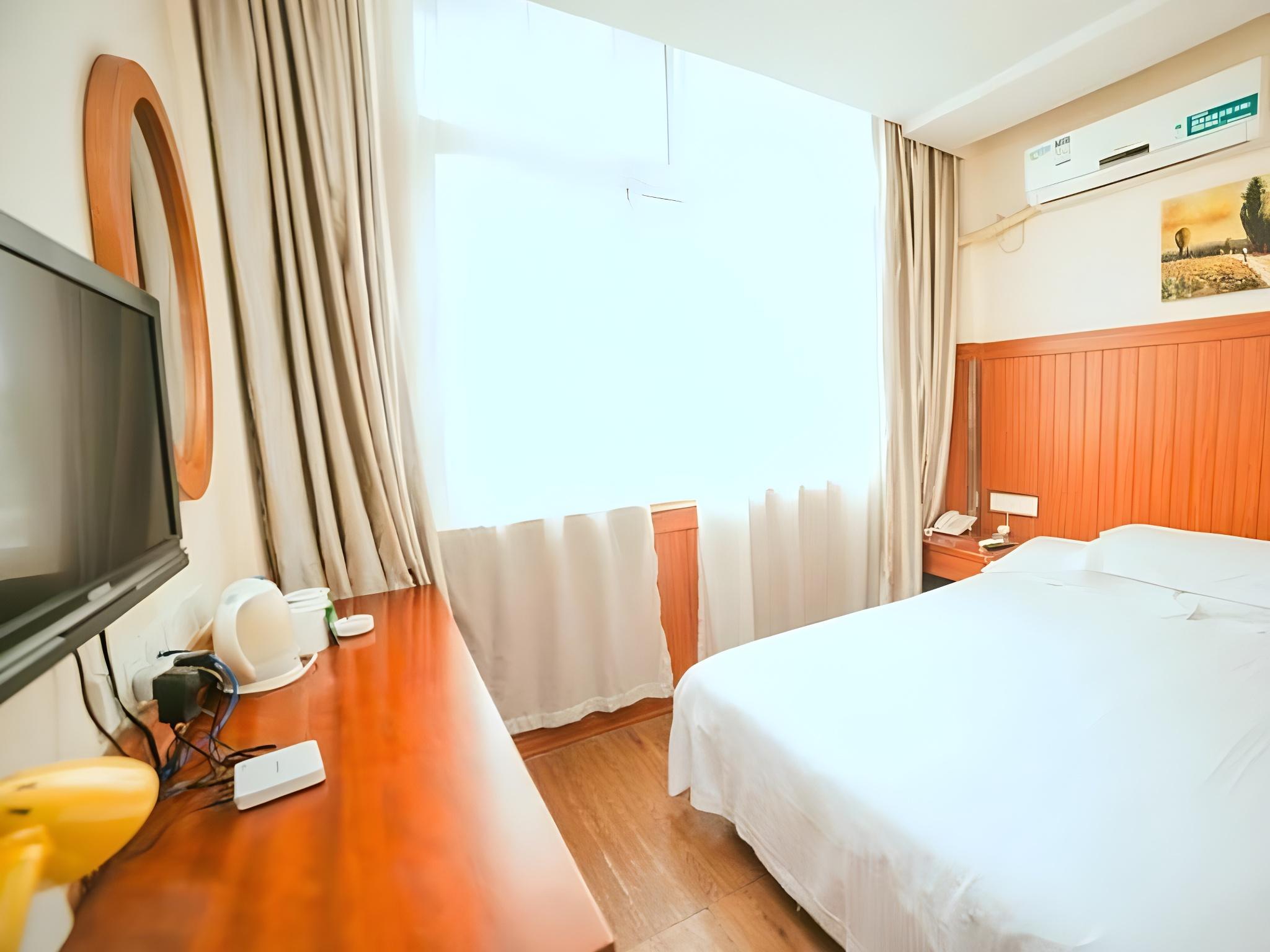 Guest Room, Queen Bed