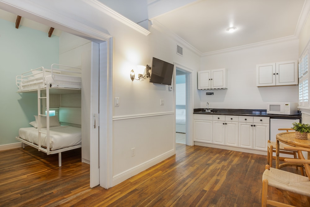 Nyah Key West Adult Only 4/65