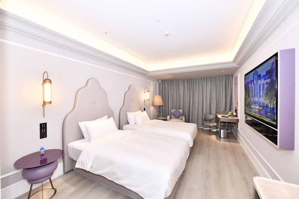 Mercure Xichang Qionghai Wetland 12/32