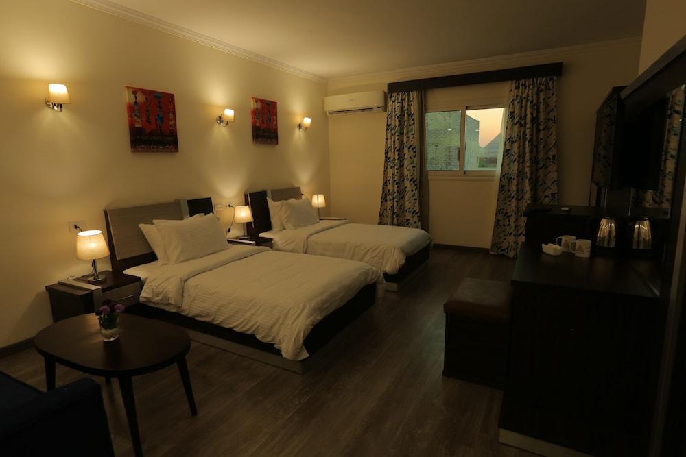 Deluxe, Twin Beds, Pyramids View