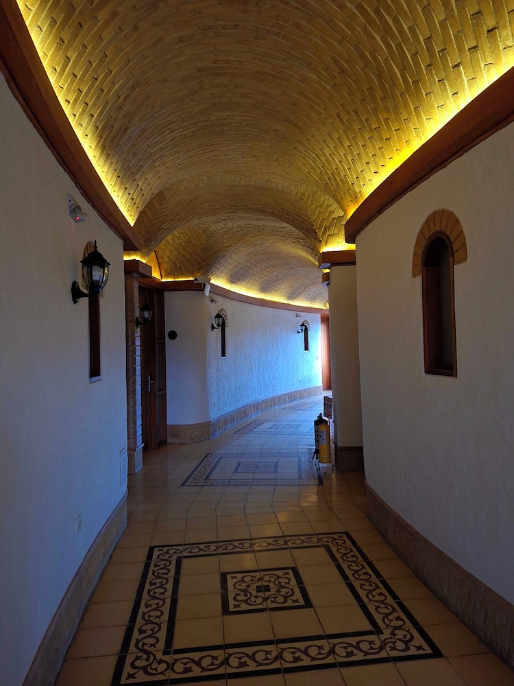 La Alhambra Hotel 4/50