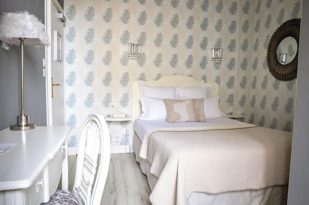 Room, Double Bed, Small, Hotel Du Mail 6/10