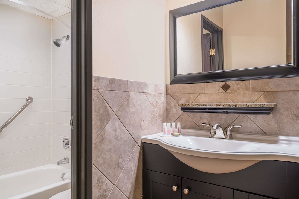 غرفة بسريرين منفصلين، Ramada By Wyndham Minneapolis Golden Valley 7/8