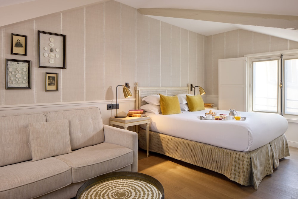 JUNIOR SUITE, QUEEN BED