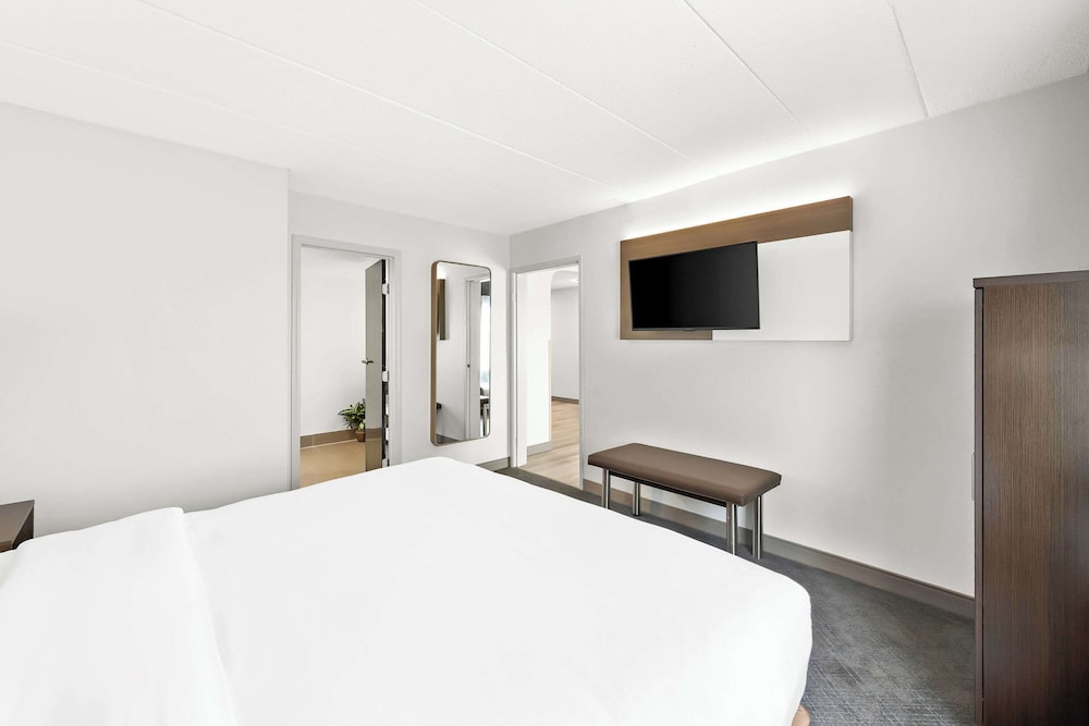 SUITE, KING BED, SOFA