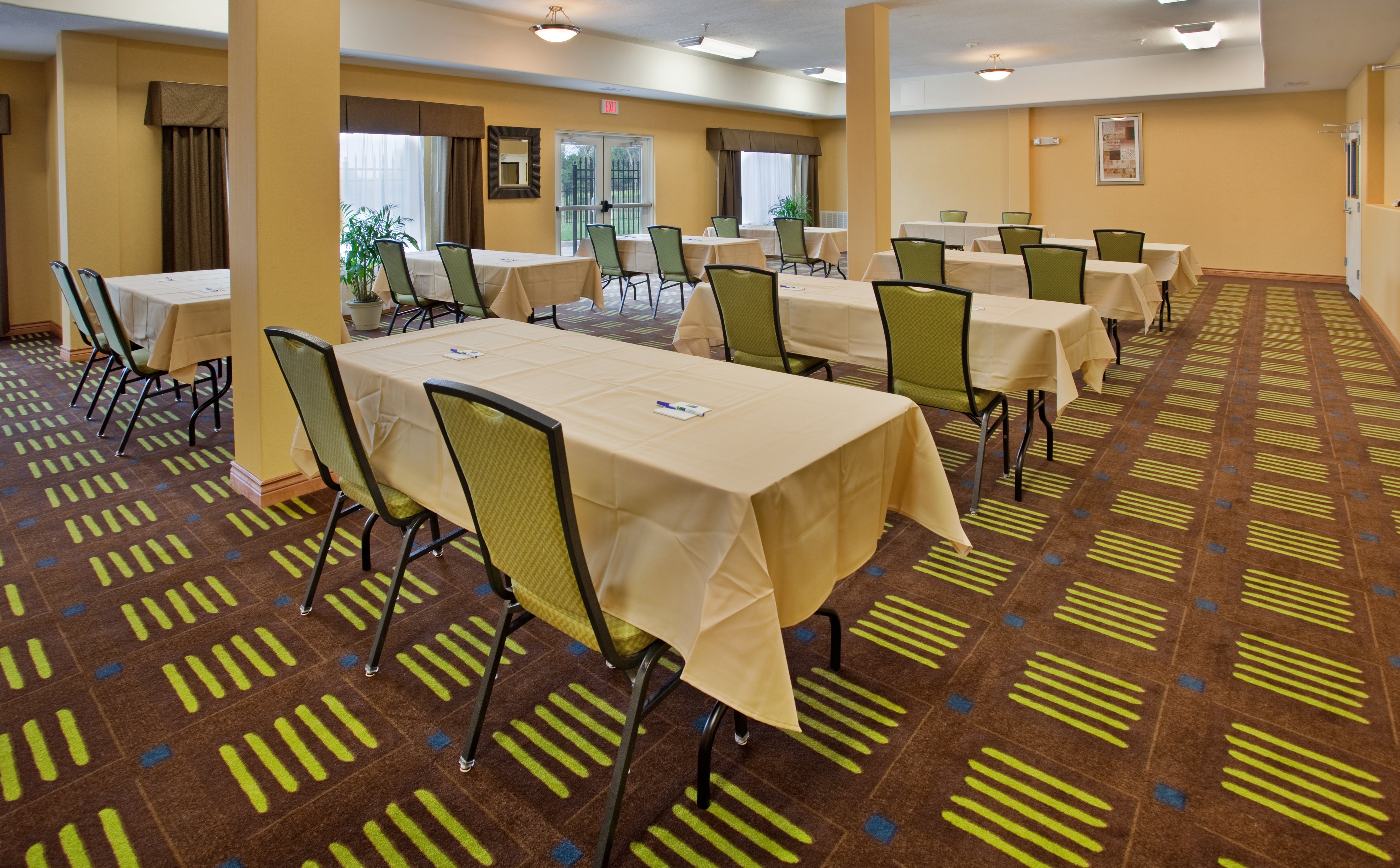 Holiday Inn Express Hotel Amp Stes Kansas City Sports Complex 48/55