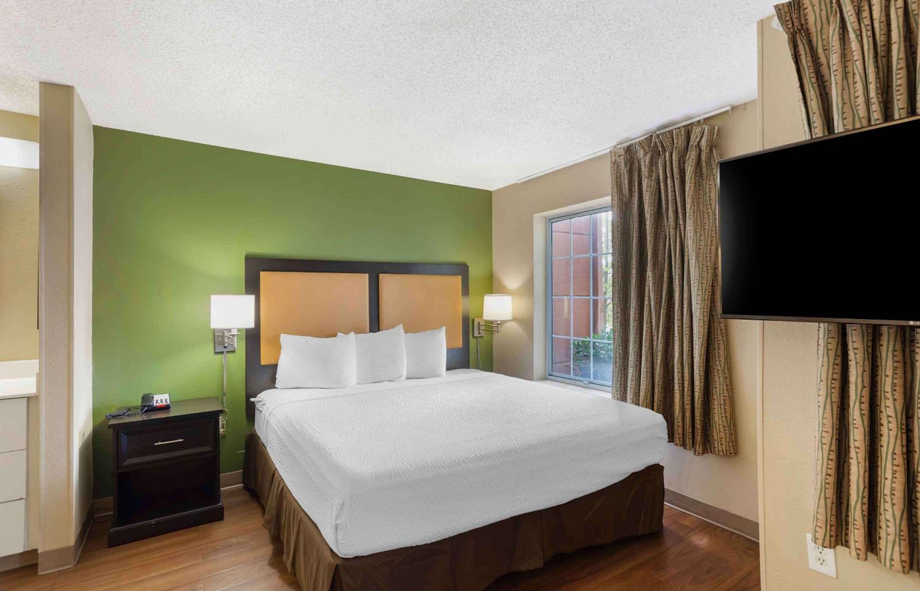 DELUXE, STUDIO, KING BED