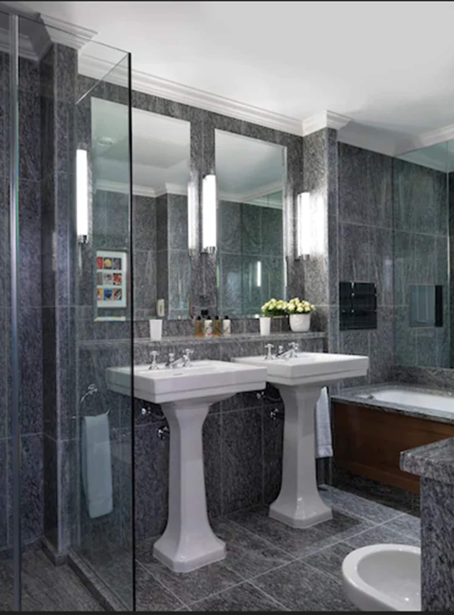 KNIGHTSBRIDGE, SUITE