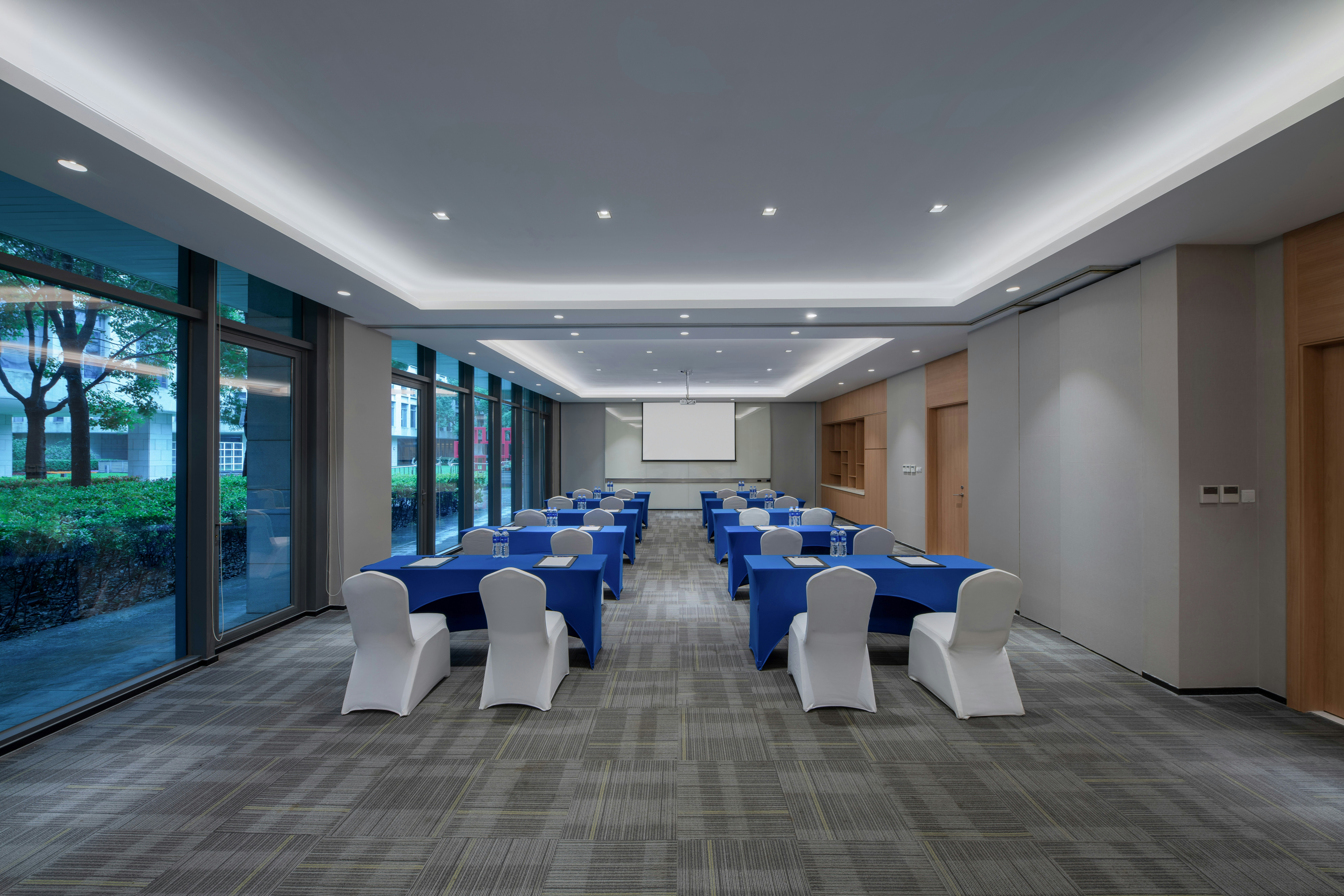 HOLIDAY INN EXPRESS SHANGHAI PUJIANG 35/43
