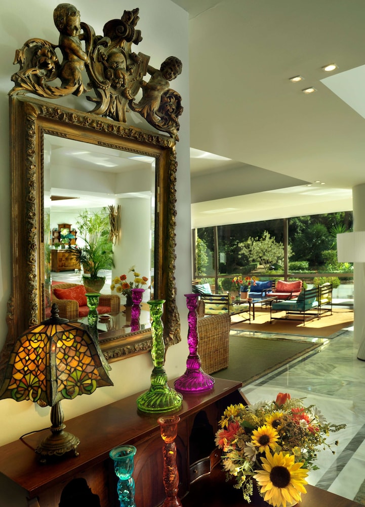 Dionysos Hotel 66/76