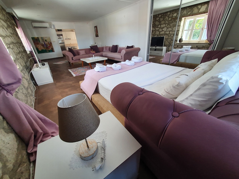 Leyla Suite 7/30